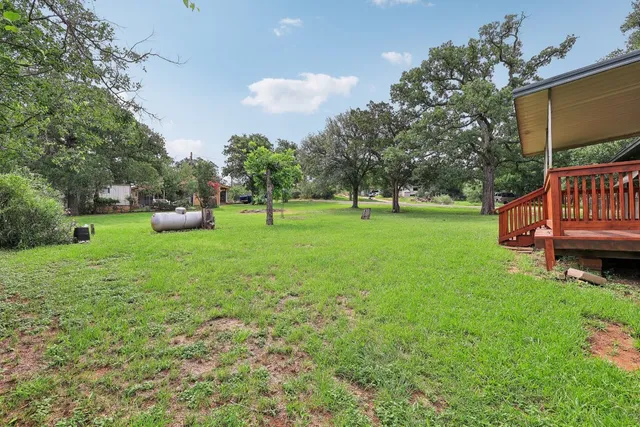 a view of a house with a backyard