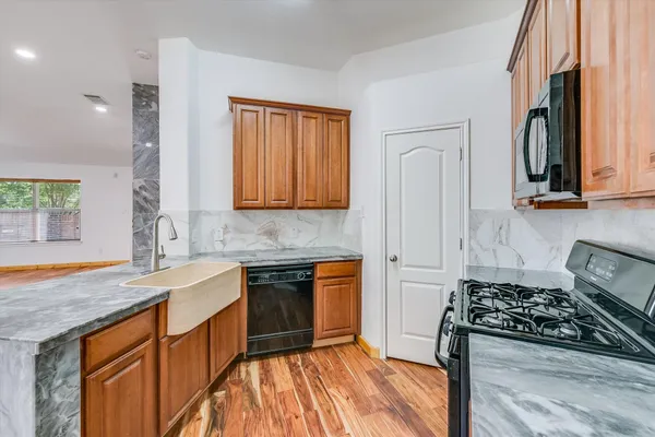 $2,100 | 702 Bent Wood Place, Round Rock, TX 78665