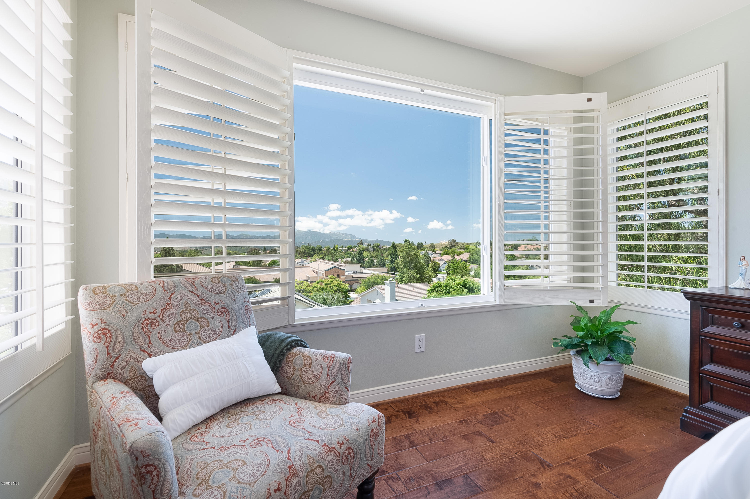 2452 Gillingham Circle Thousand Oaks, CA 91362 - Photo 22 of 43 a living room with furniture and a potted plant