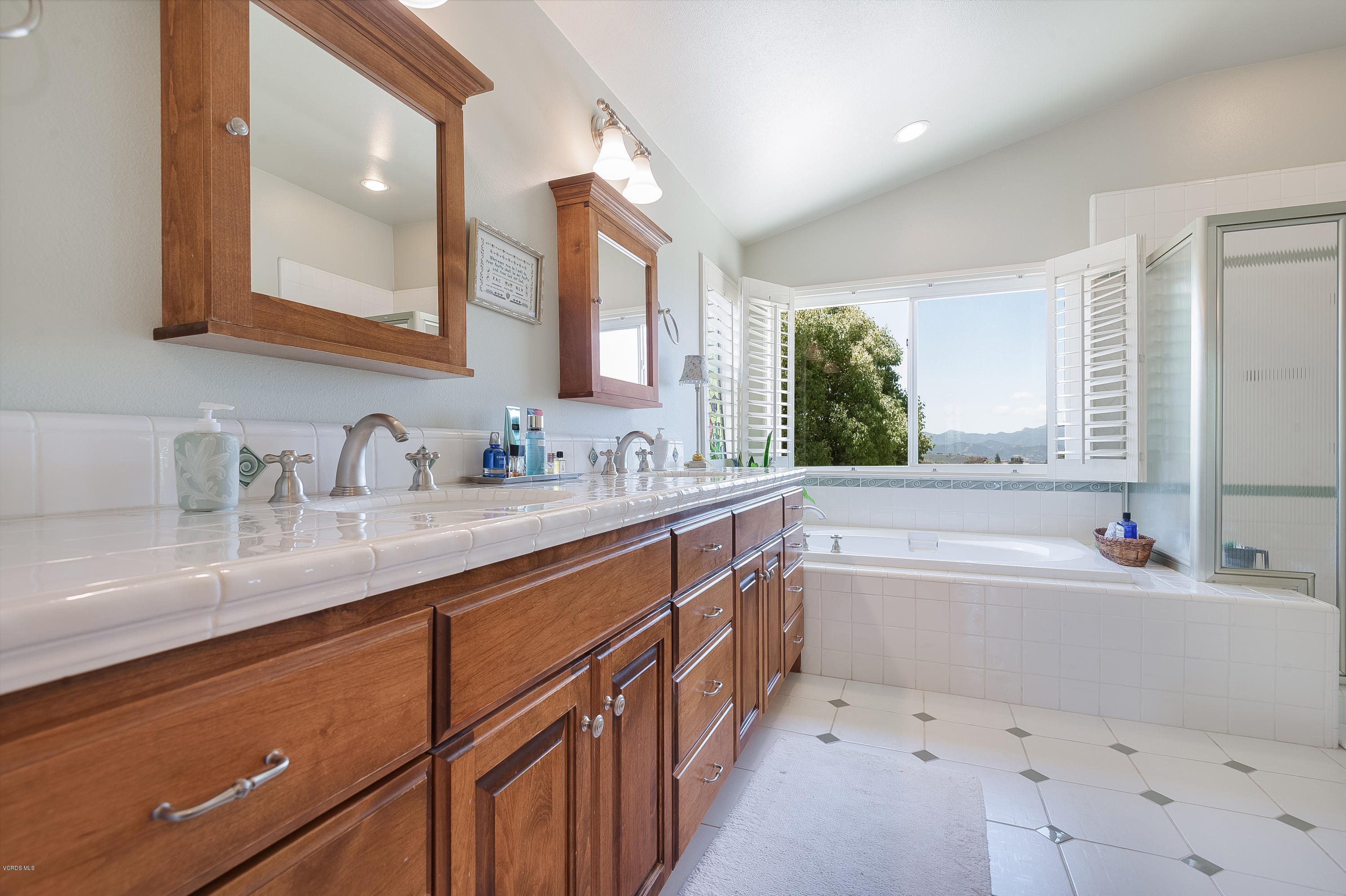 2452 Gillingham Circle Thousand Oaks, CA 91362 - Photo 26 of 43 a bathroom with a tub a sink and mirror