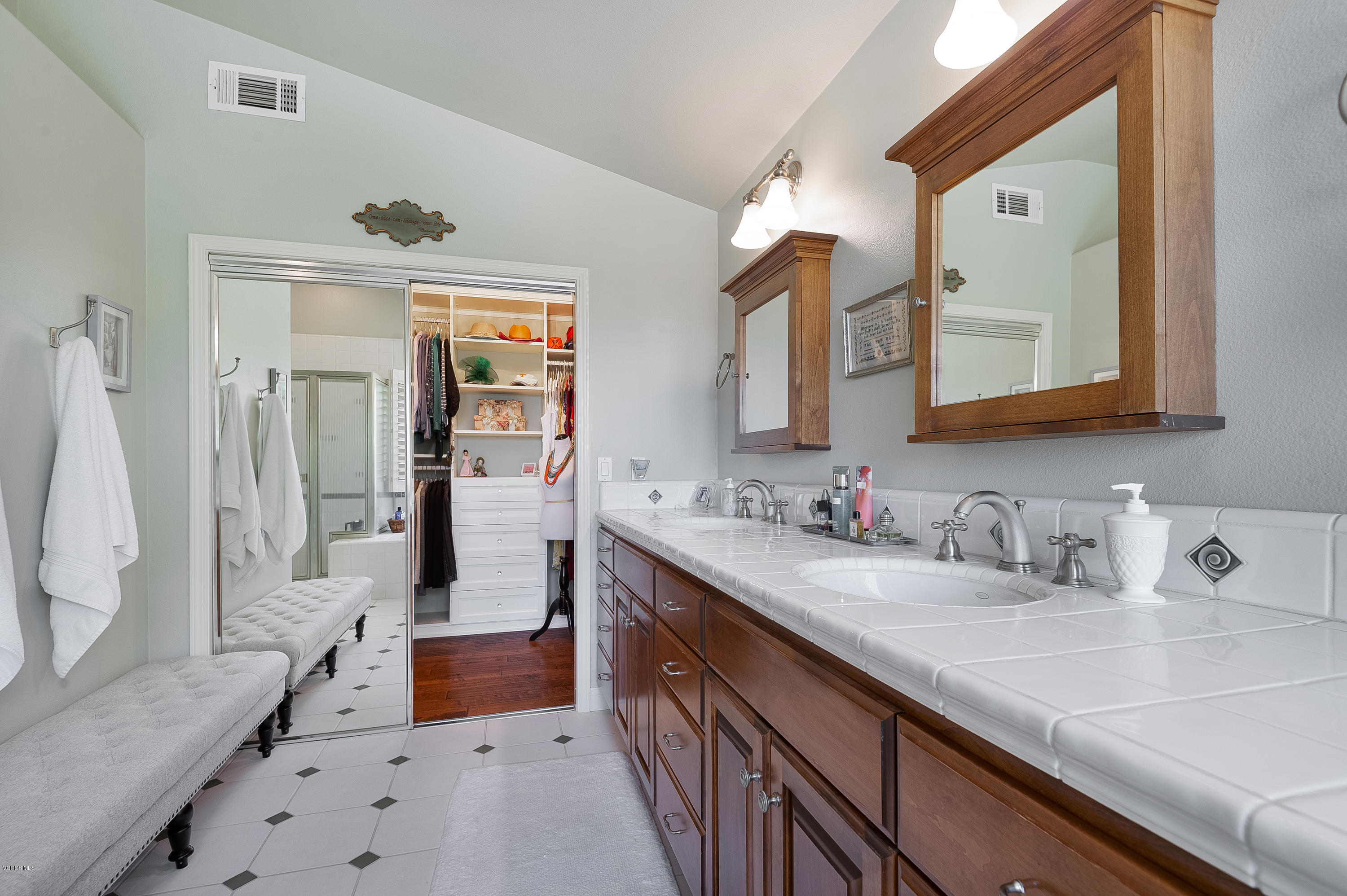 2452 Gillingham Circle Thousand Oaks, CA 91362 - Photo 27 of 43 a spacious bathroom with a sink a large mirror and a bathtub