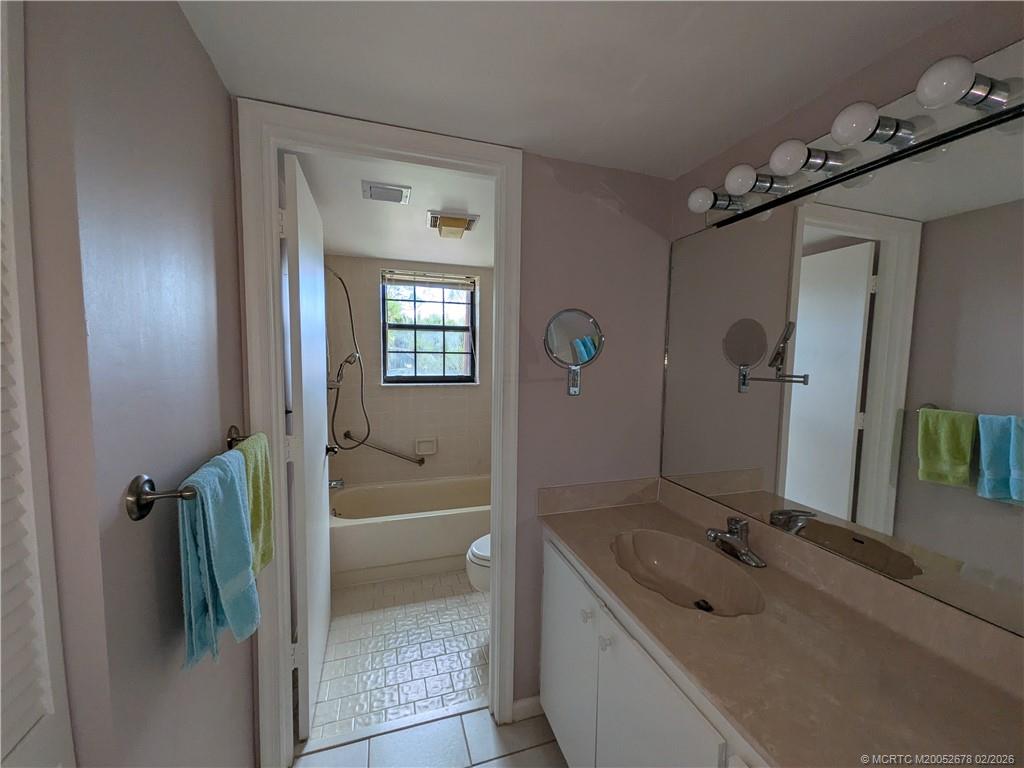 3100 Southeast Pruitt Road, Unit B301 Port St. Lucie, FL 34952 - Photo 26 of 40 Hall bath next to front bedroom