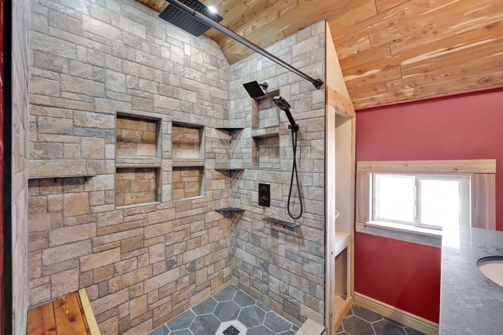 10 Hemlock Court Springfield, MA 01105 - Photo 3 of 23