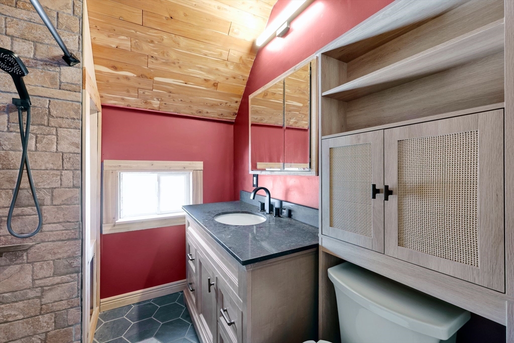 10 Hemlock Court Springfield, MA 01105 - Photo 4 of 23