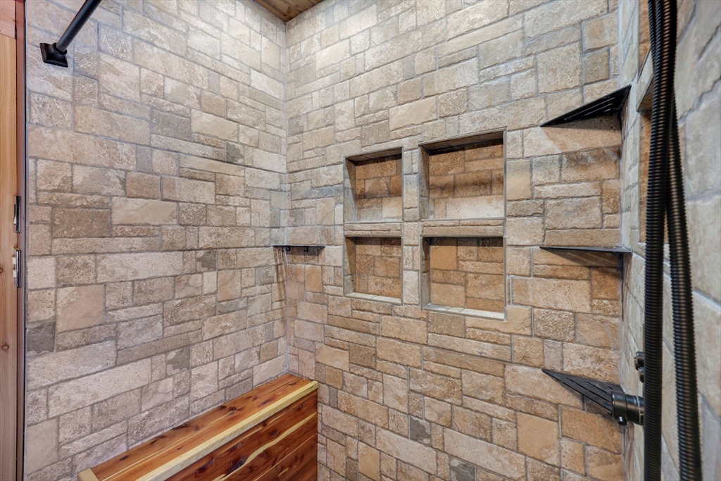 10 Hemlock Court Springfield, MA 01105 - Photo 5 of 23