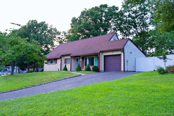 $599,900 | 9 Hudson Street, Coram, NY 11727
