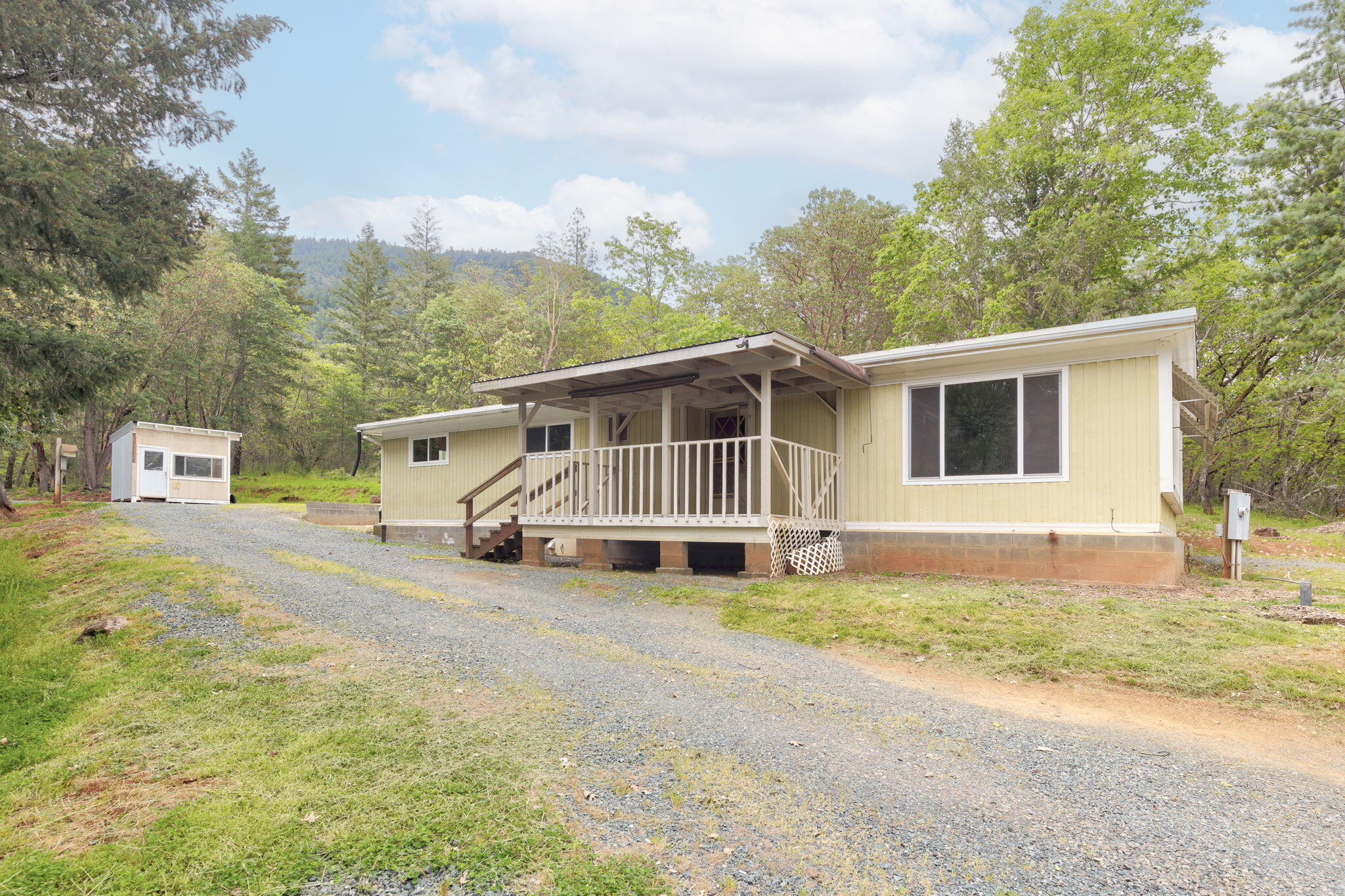 1111 Summit Loop Grants Pass, OR 97527 - Photo 2 of 41 Home with Shed