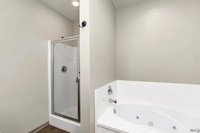 $2,050 | 633 Fall Creek Drive, Baton Rouge, LA 70810