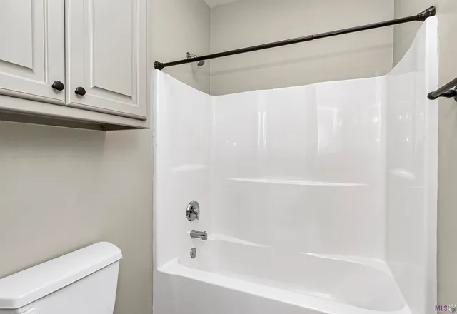 $2,050 | 633 Fall Creek Drive, Baton Rouge, LA 70810