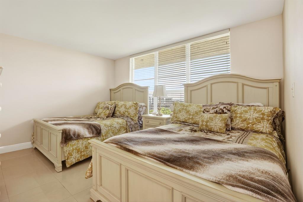 605 Oaks Drive, Unit 1008 Pompano Beach, FL 33069 - Photo 15 of 30 a bedroom with a bed and a window