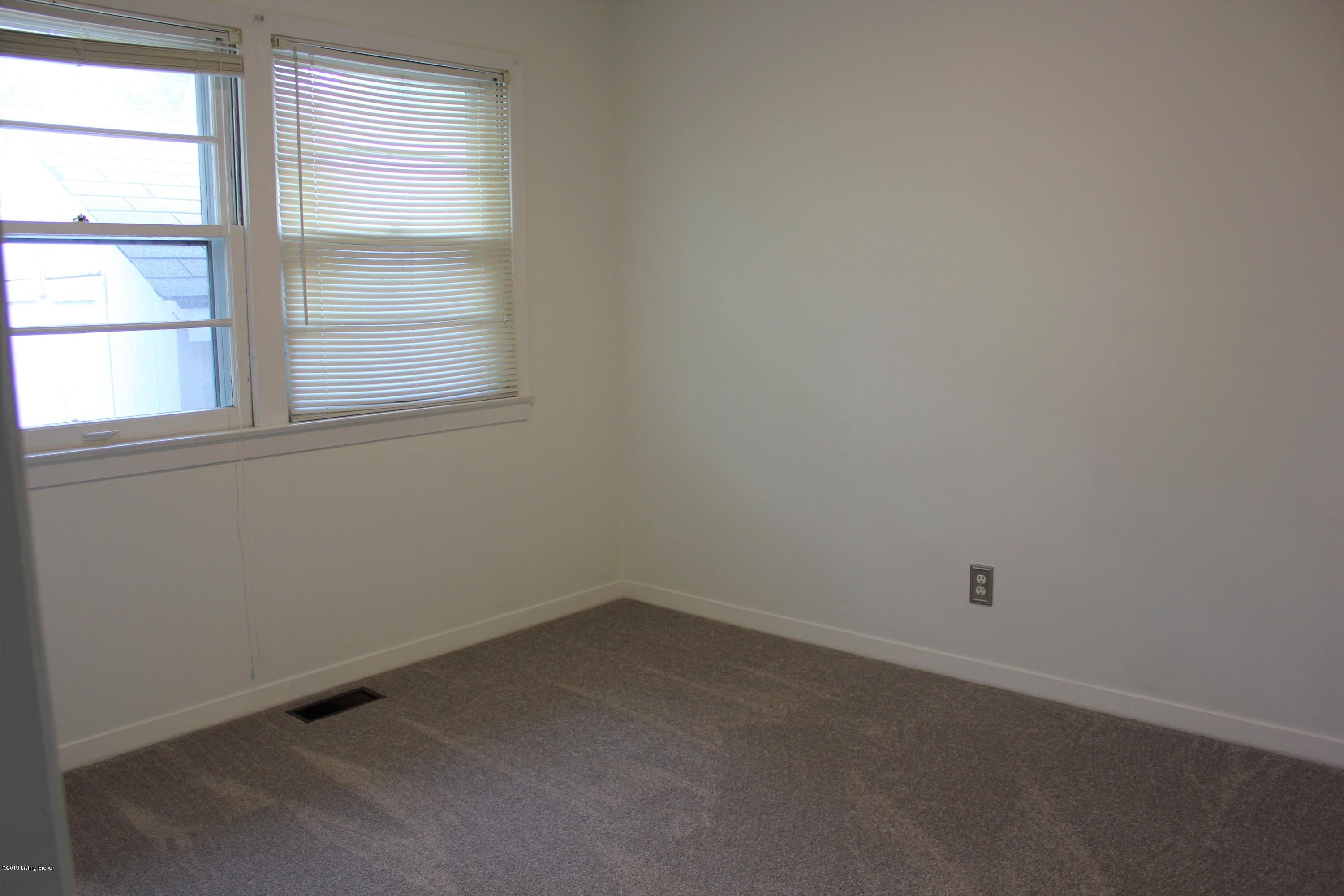 633 Edith Road Louisville, KY 40206 - Photo 15 of 31 Back bedroom