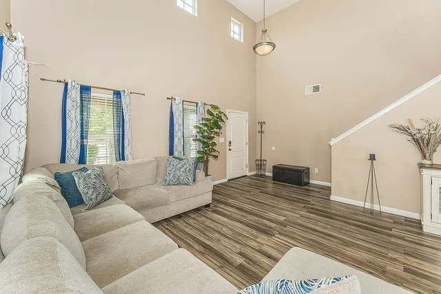 $525,000 | 337 South Stanford Avenue, Fresno, CA 93727