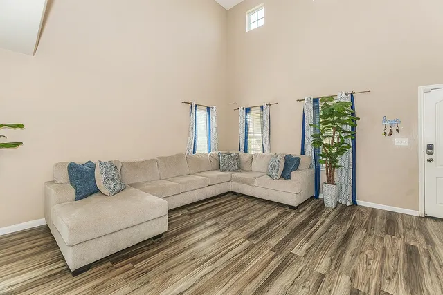 $525,000 | 337 South Stanford Avenue, Fresno, CA 93727