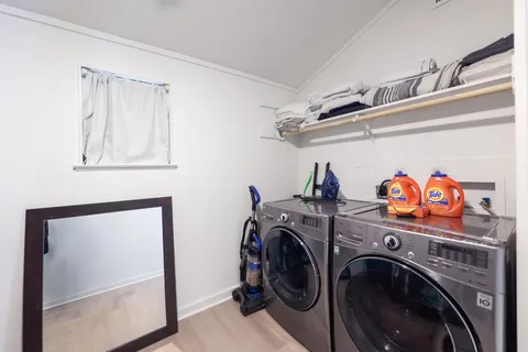 a view of a backyard