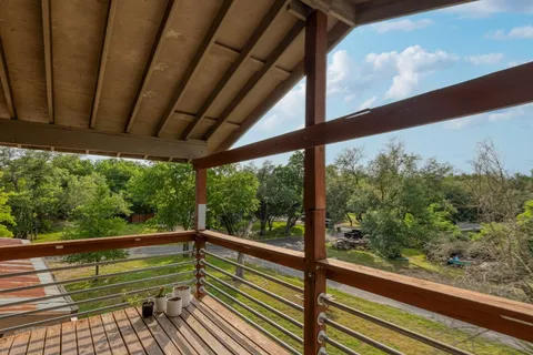 a view of a house with backyard