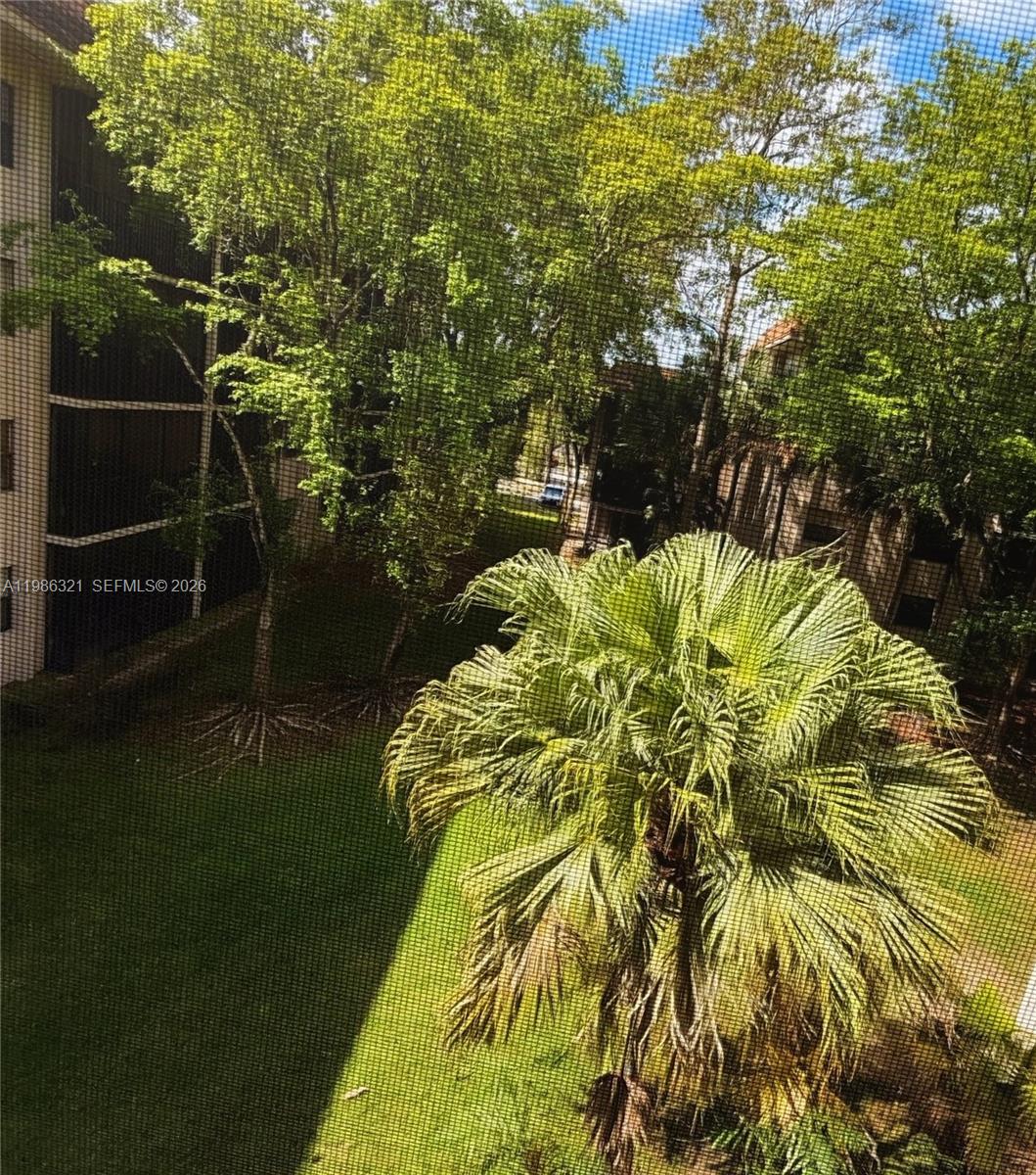 511 Ives Dairy Road, Unit 3016 Miami, FL 33179 - Photo 11 of 72 a backyard of a house