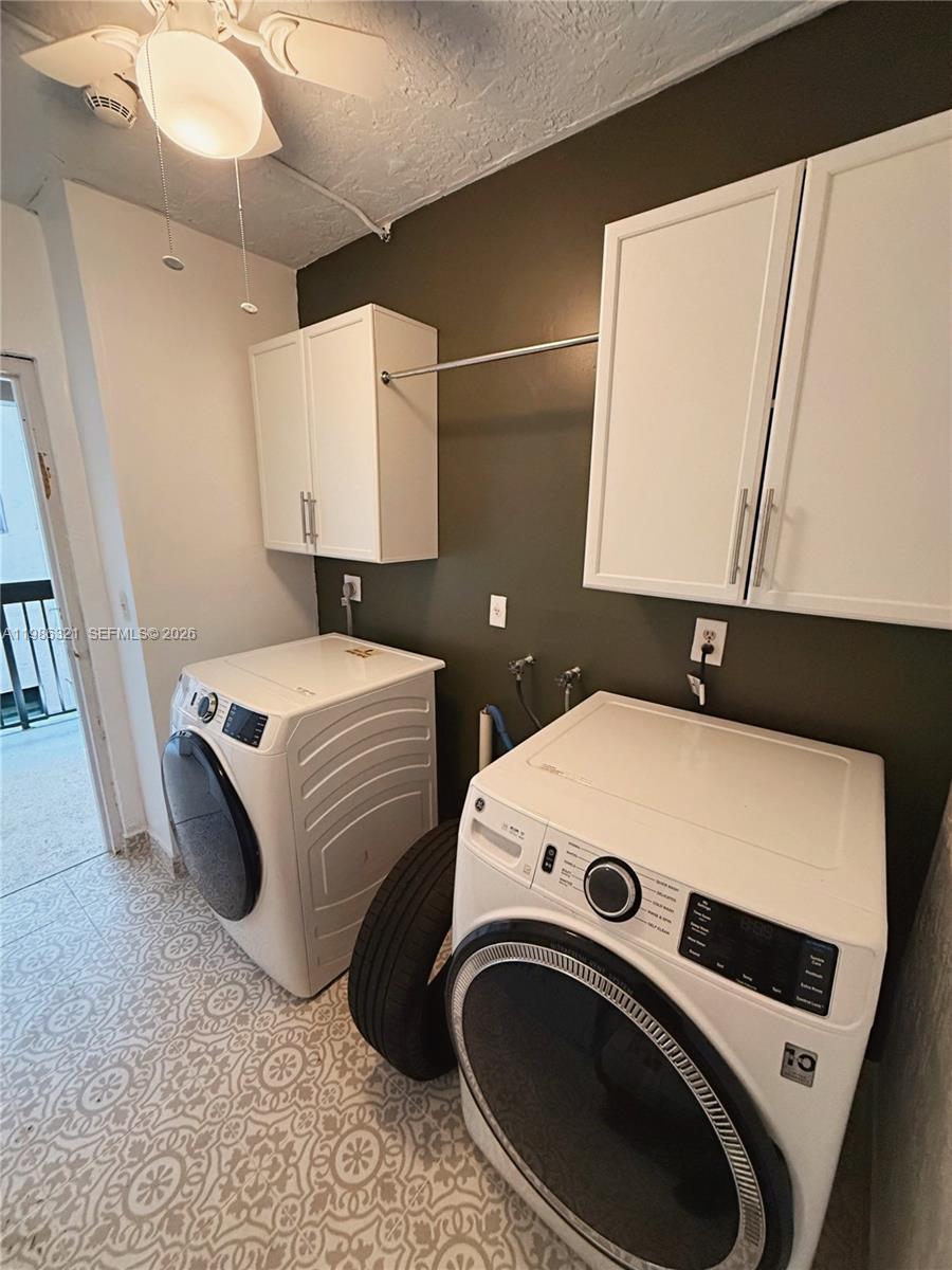 511 Ives Dairy Road, Unit 3016 Miami, FL 33179 - Photo 29 of 72 a bedroom with a bed and a washing machine