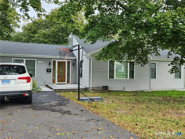 a view of a house with backyard