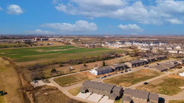 $2,400 | 3201 Solana Circle, Denton, TX 76207
