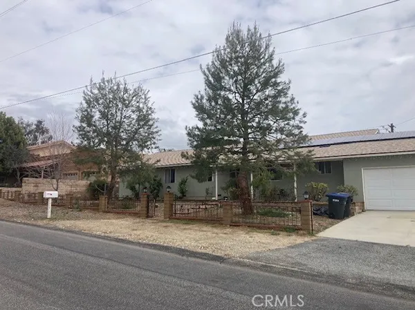 a view of back yard of the house