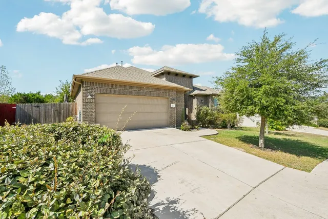 a view of a house with fountain