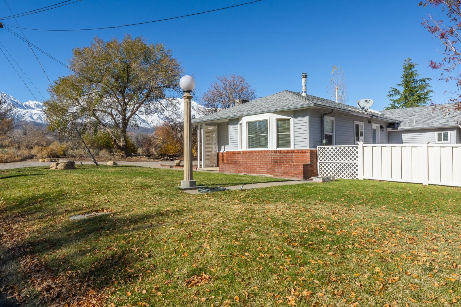 317 West Main Street Independence, CA 93526 - Photo 17 of 33 a front view of a house with garden