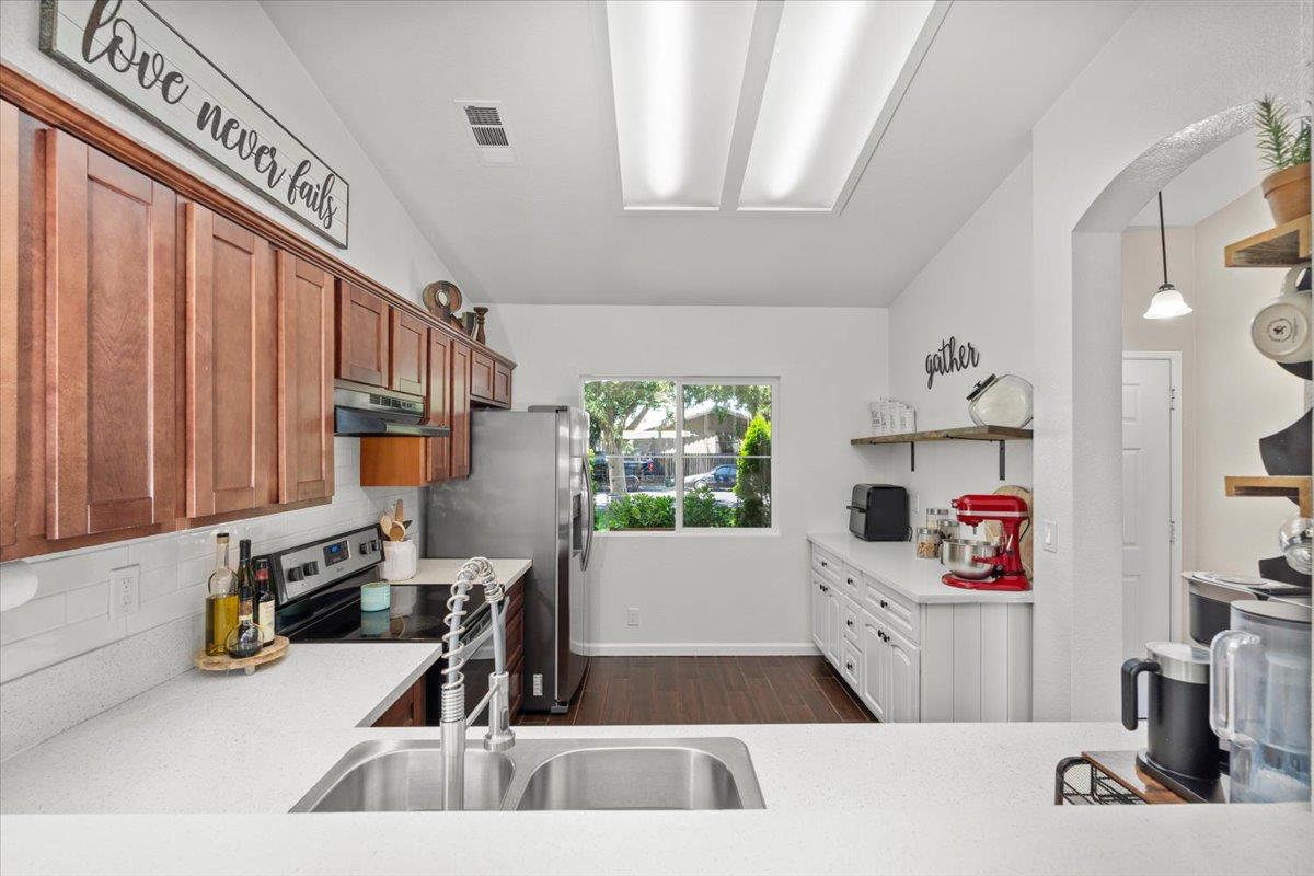 532 Codington Way Modesto, CA 95357 - Photo 8 of 29