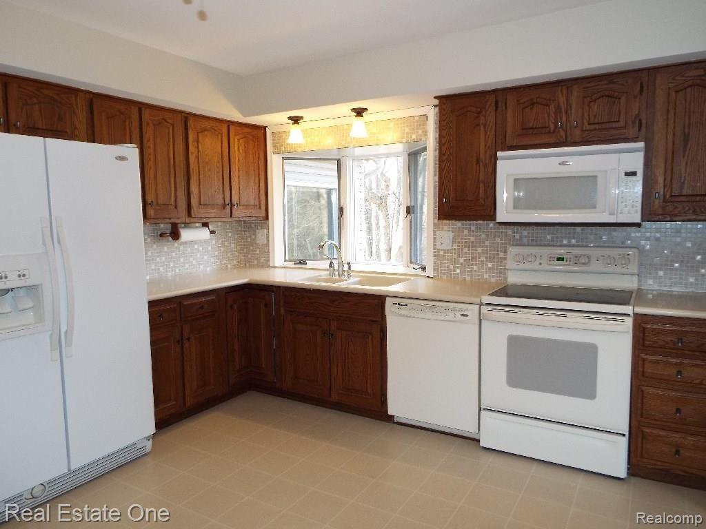 16115 Riverside Street Livonia, MI 48154 - Photo 10 of 29