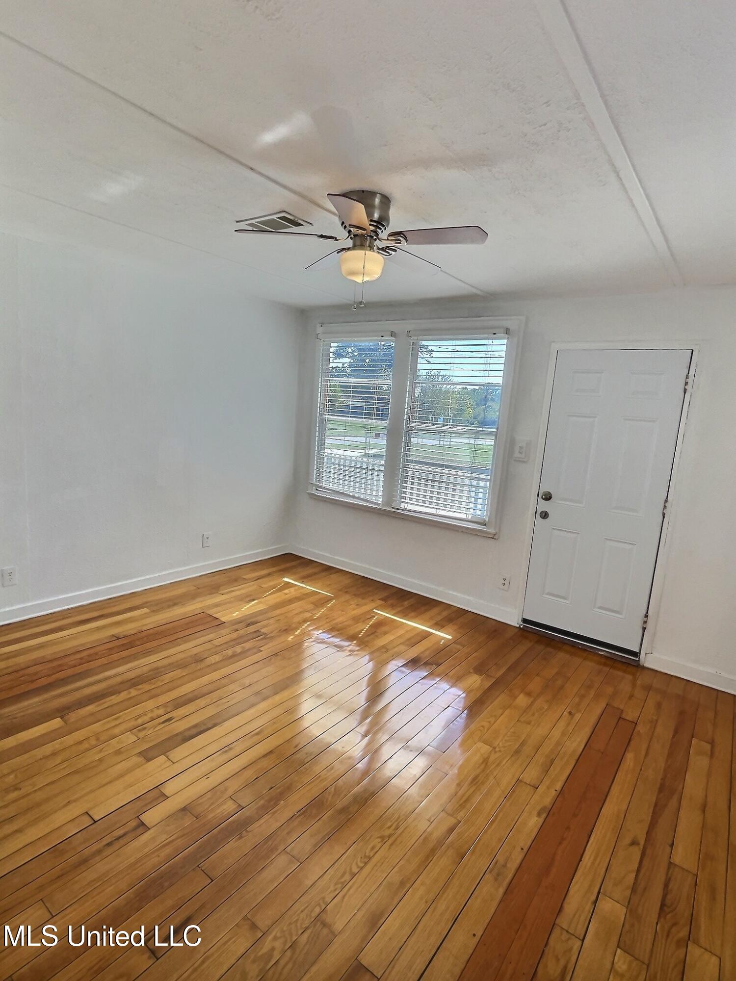 1076 Cherokee Street Biloxi, MS 39530 - Photo 11 of 25 IMG_3591