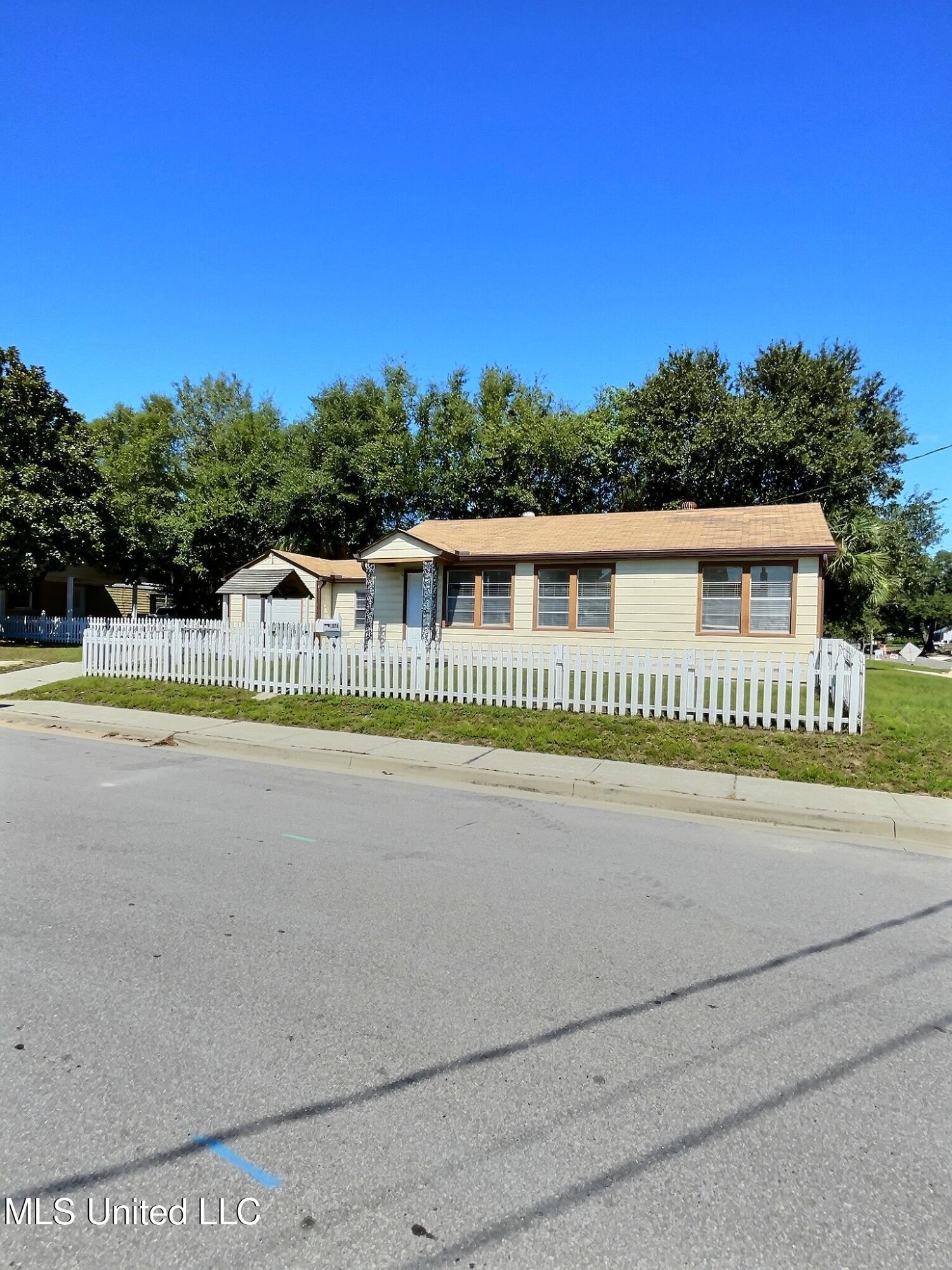 1076 Cherokee Street Biloxi, MS 39530 - Photo 7 of 25 IMG_3603