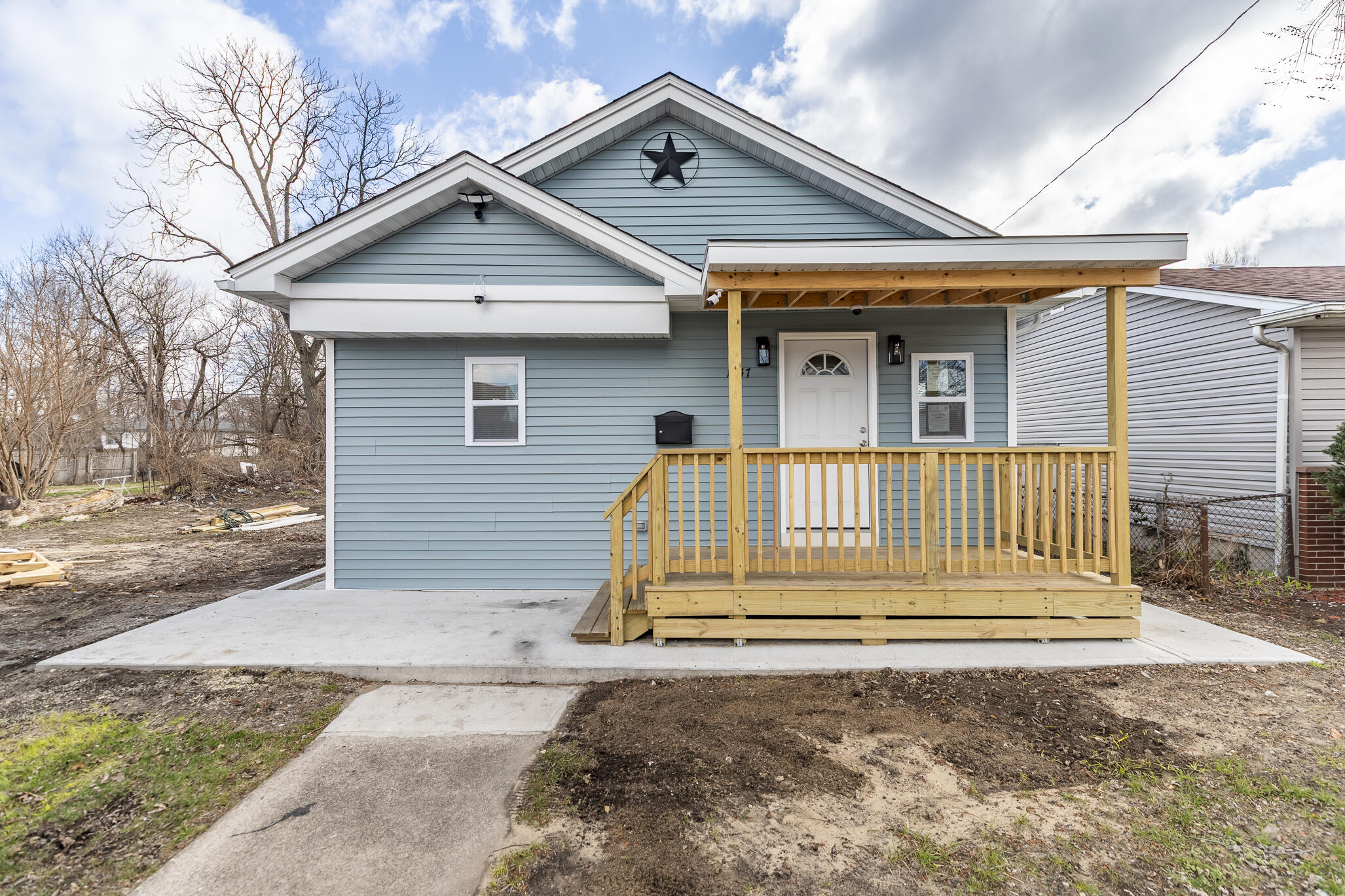 1047 Arizona Street Gary, IN 46403 - Photo 2 of 35 a backyard of a house