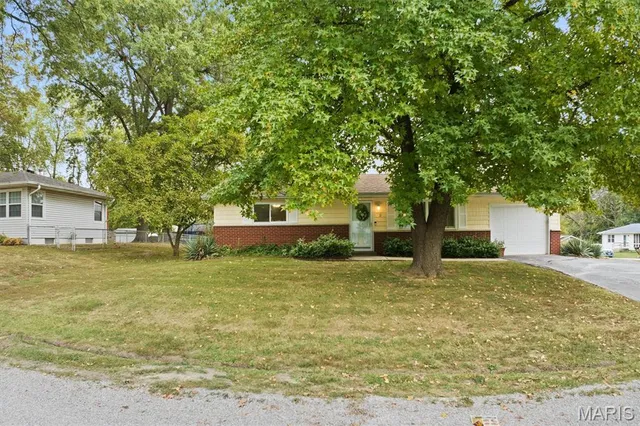 $189,900 | 2 Mercury Drive, Swansea, IL 62226