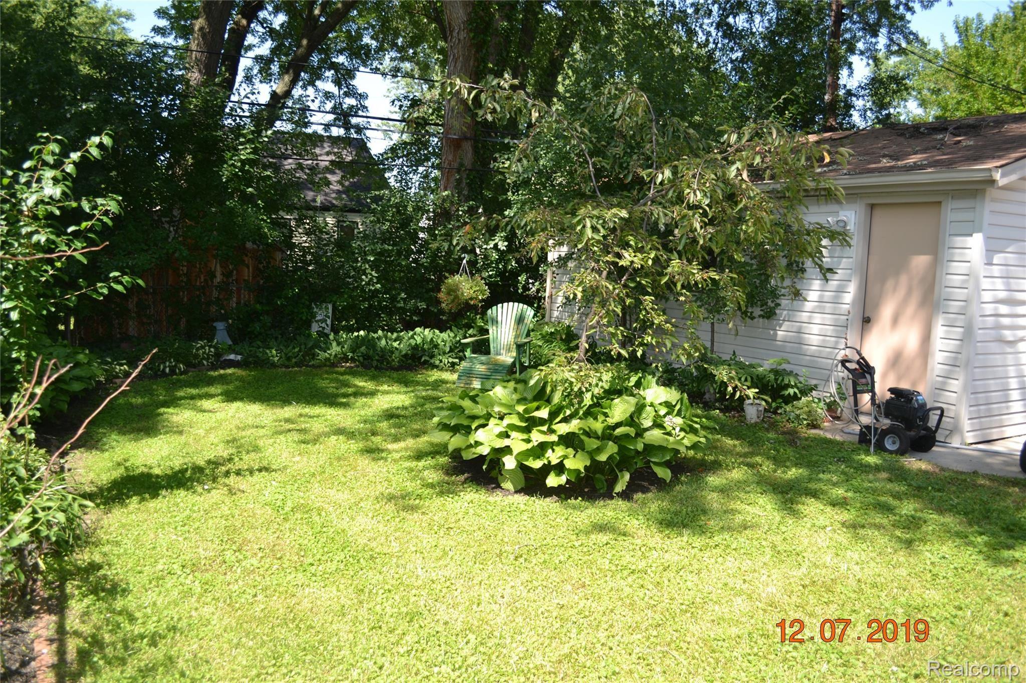 1690 Columbia Road Berkley, MI 48072 - Photo 8 of 37 Back Yard Perennials