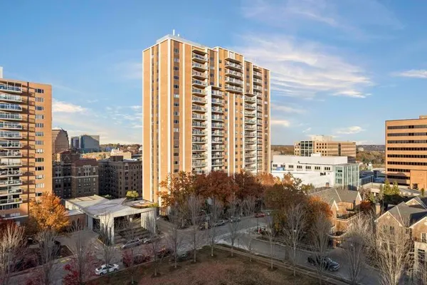 $800,000 | 121 West 48th Street, Unit 2005, Kansas City, MO 64112
