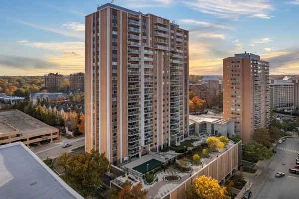 $800,000 | 121 West 48th Street, Unit 2005, Kansas City, MO 64112