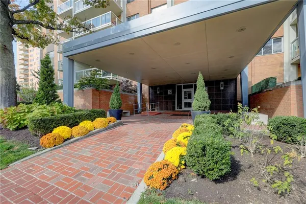 $800,000 | 121 West 48th Street, Unit 2005, Kansas City, MO 64112