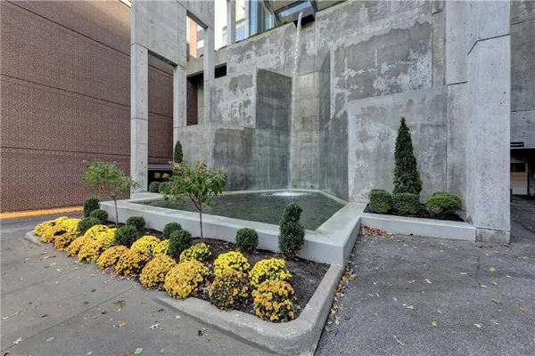 $800,000 | 121 West 48th Street, Unit 2005, Kansas City, MO 64112