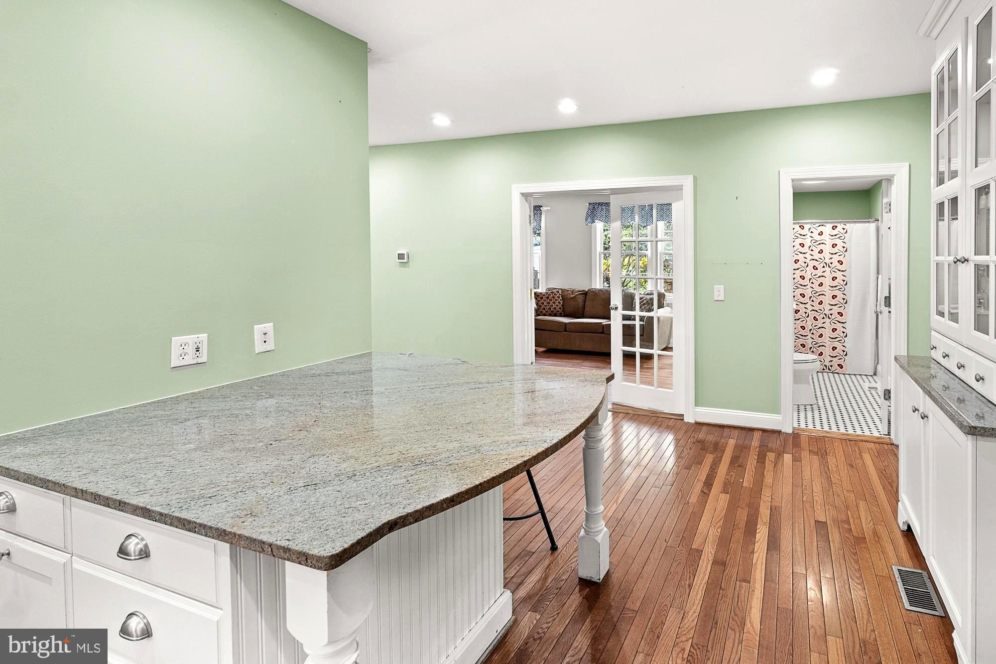 17811 Elgin Road Poolesville, MD 20837 - Photo 38 of 91 Large island for....homework?