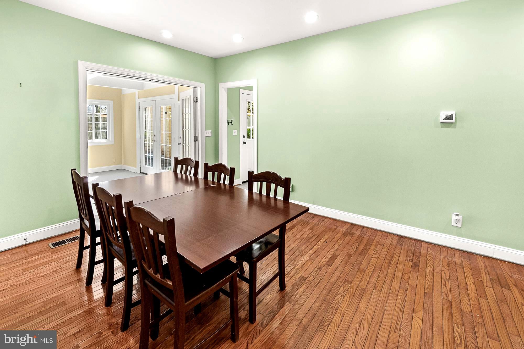 17811 Elgin Road Poolesville, MD 20837 - Photo 45 of 91 Kitchen table space
