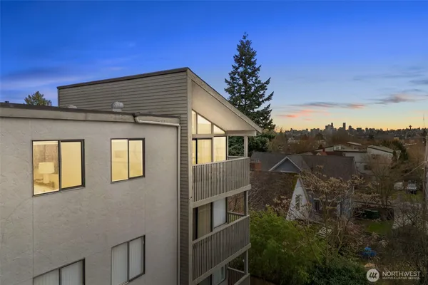 $599,950 | 4911 Fremont Avenue North, Unit 303, Seattle, WA 98103