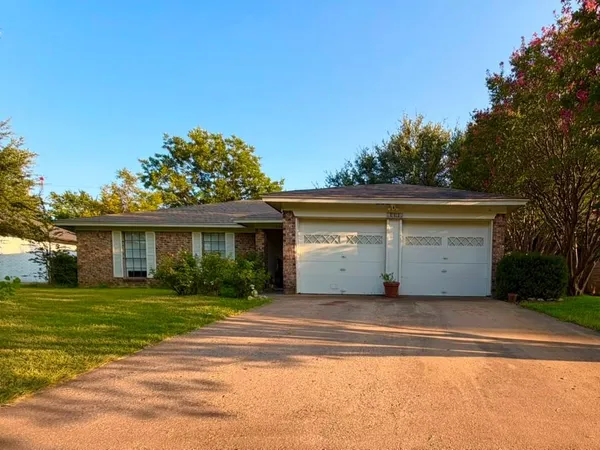 $2,000 | 1824 Briar Run, Benbrook, TX 76126