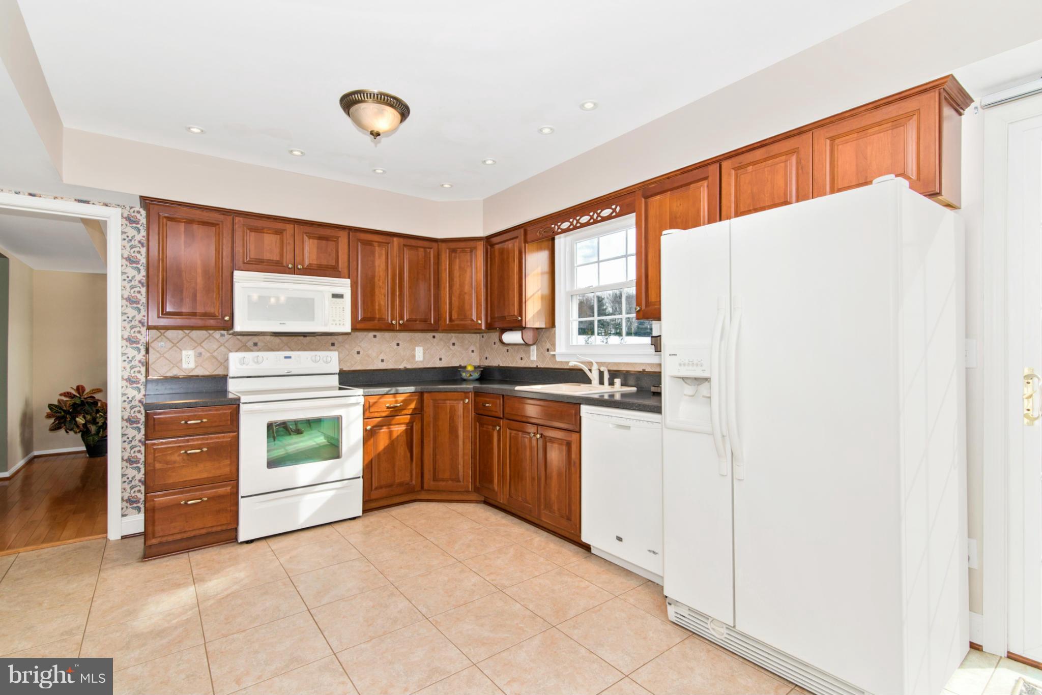 17535 Woodcamp Road Mount Airy, MD 21771 - Photo 18 of 30 Handsome open Kitchen!