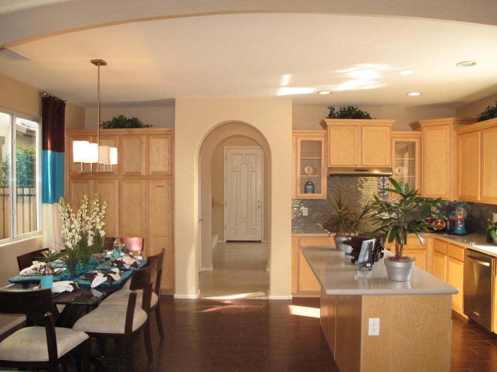 9116 South Roberts Road Tempe, AZ 85284 - Photo 8 of 22 KITCHEN/DINNING ROOM