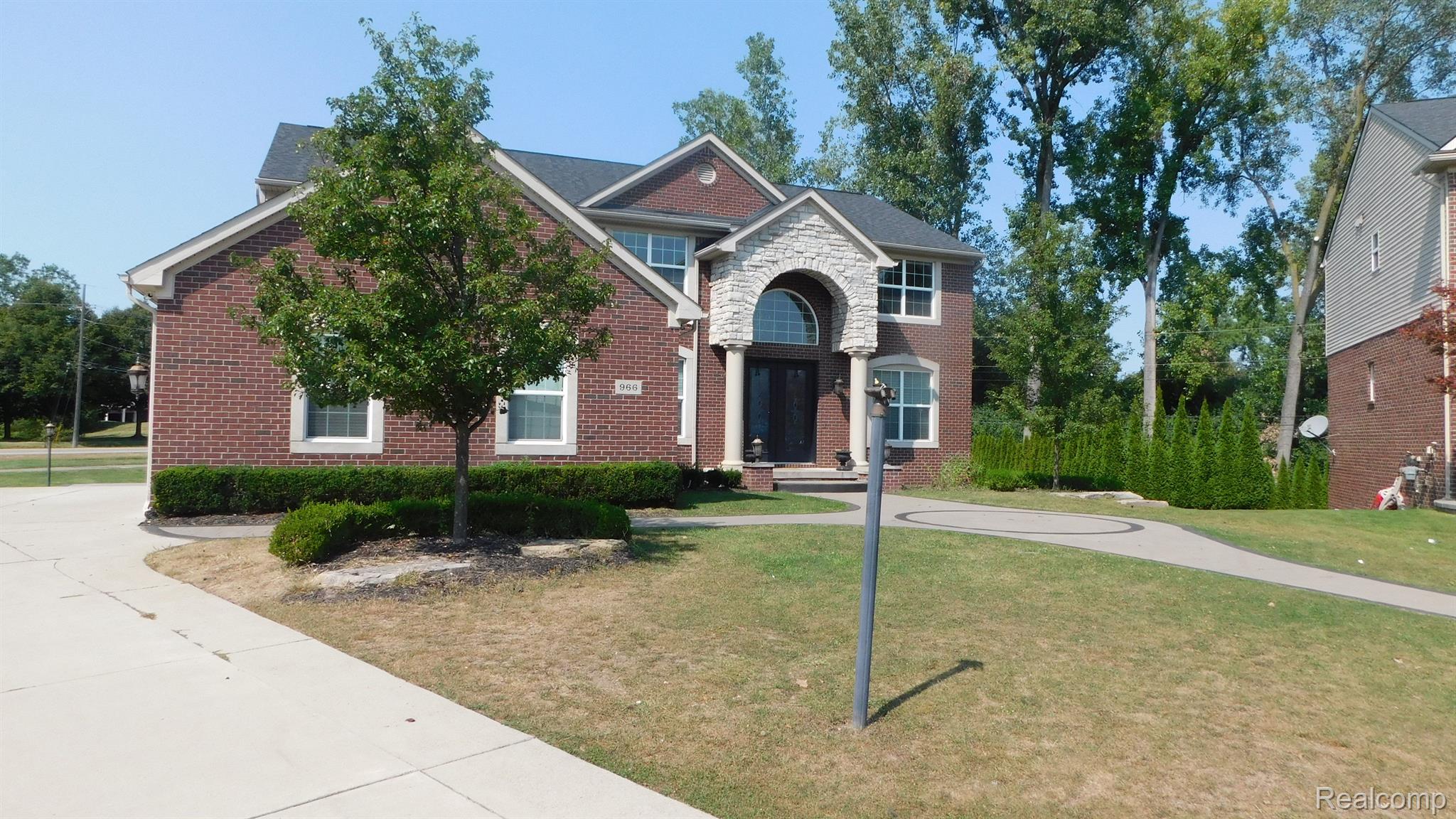 966 Monterey Ln. Rochester, MI 48307 - Photo 2 of 79 Gallery Image 2