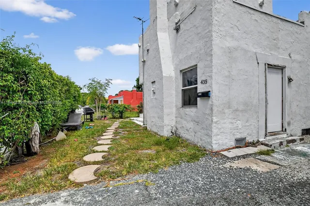 a view of a back yard of the house