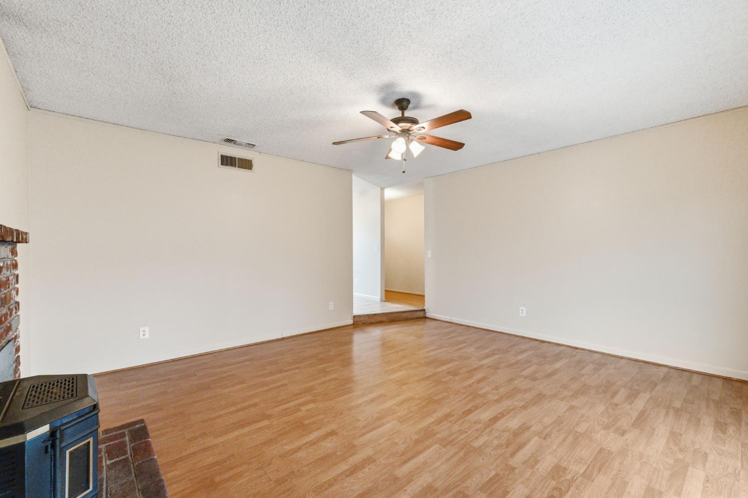 61 West Richert Avenue Clovis, CA 93612 - Photo 12 of 36