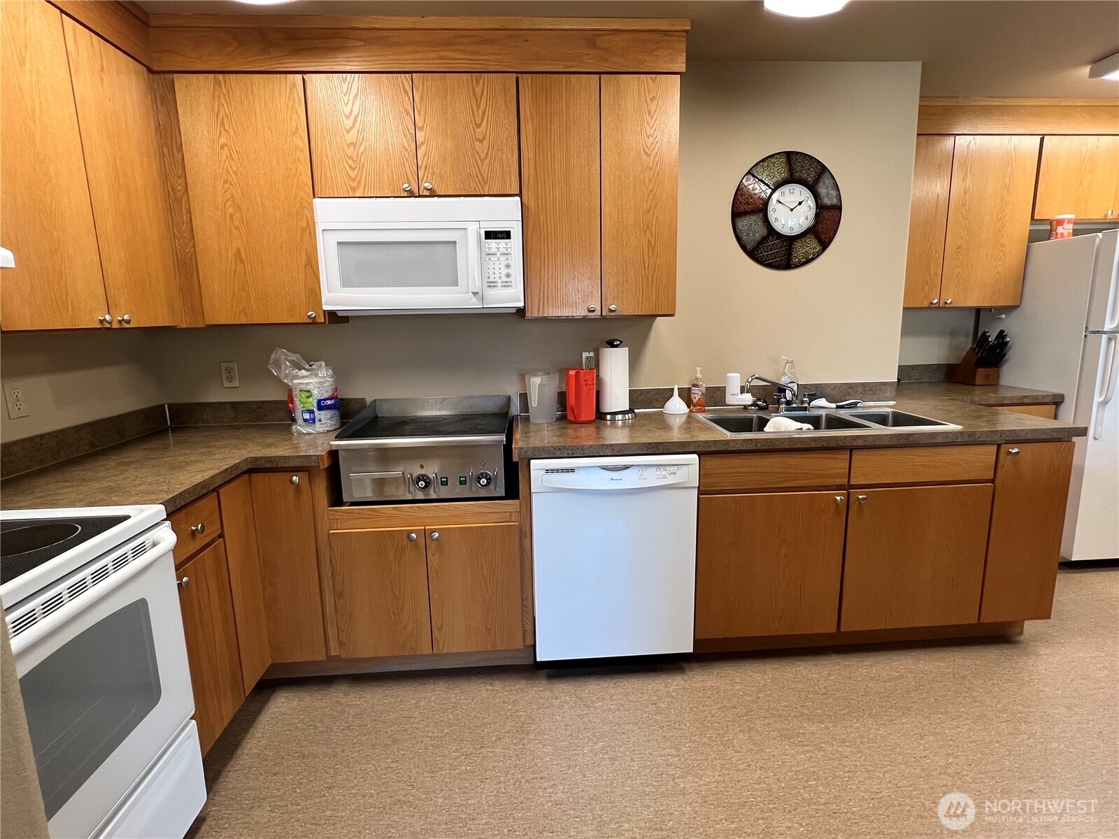 1415 84th Street Southeast, Unit 83 Everett, WA 98208 - Photo 30 of 34 a kitchen with a sink and a stove