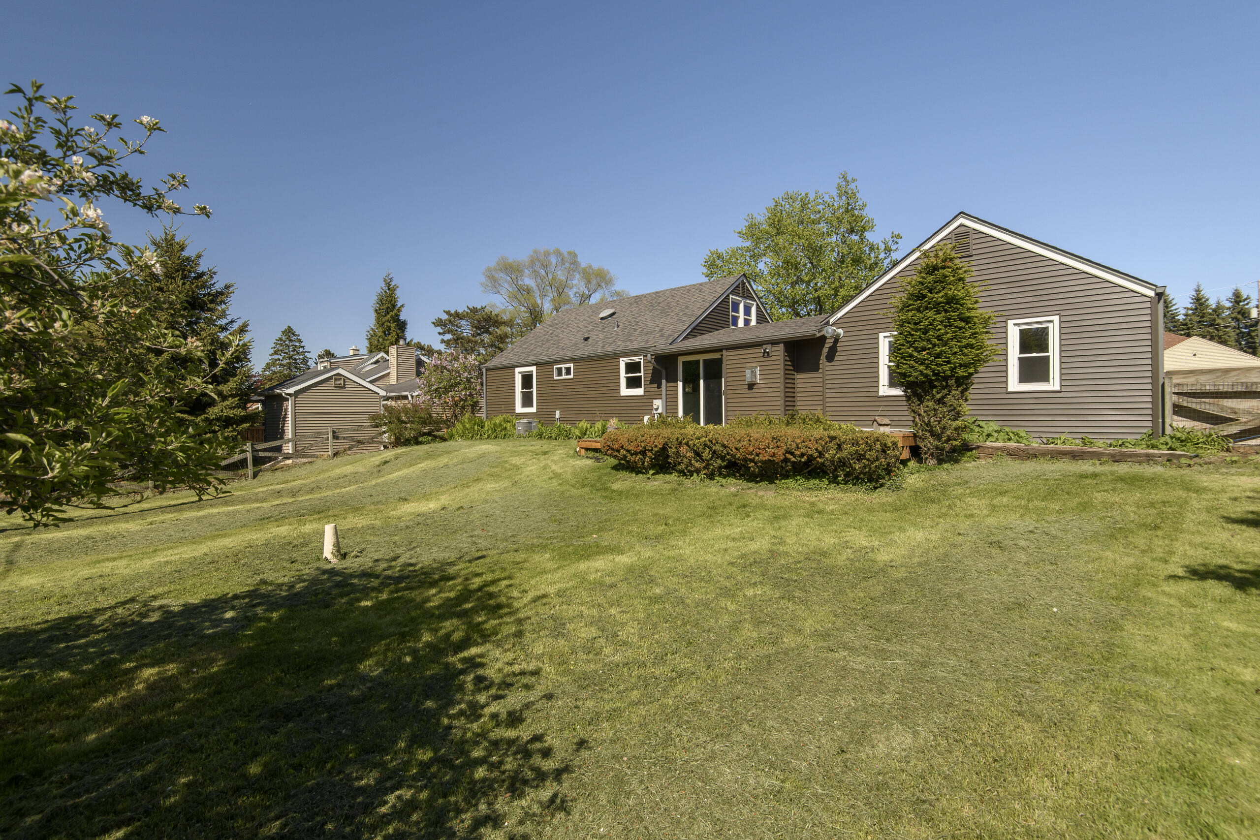 W271N2563 Pear Tree Lane Pewaukee, WI 53072 - Photo 43 of 47 Rear view