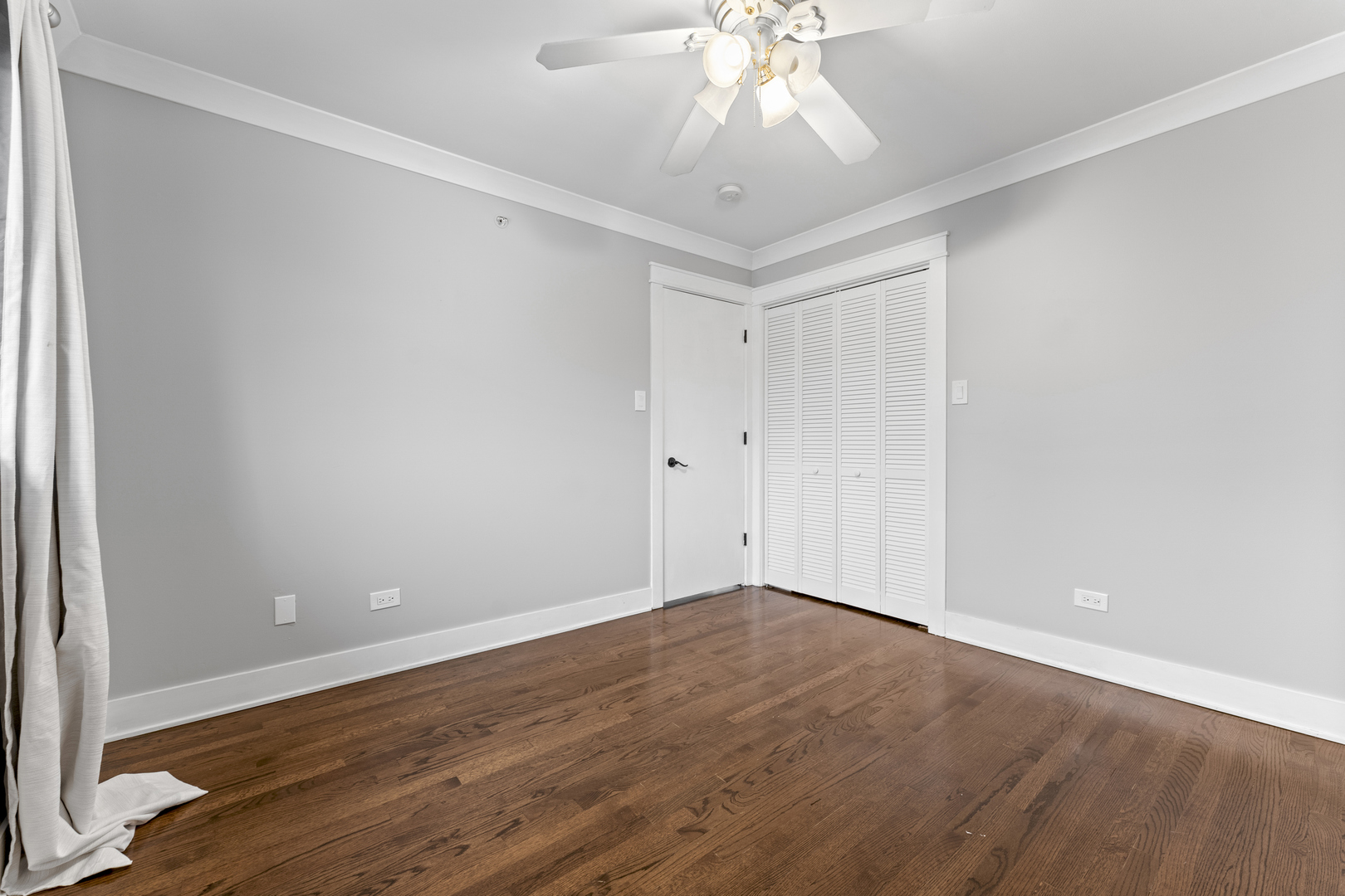 8306 South 82nd Avenue Justice, IL 60458 - Photo 26 of 40 a view of an empty room with wooden floor