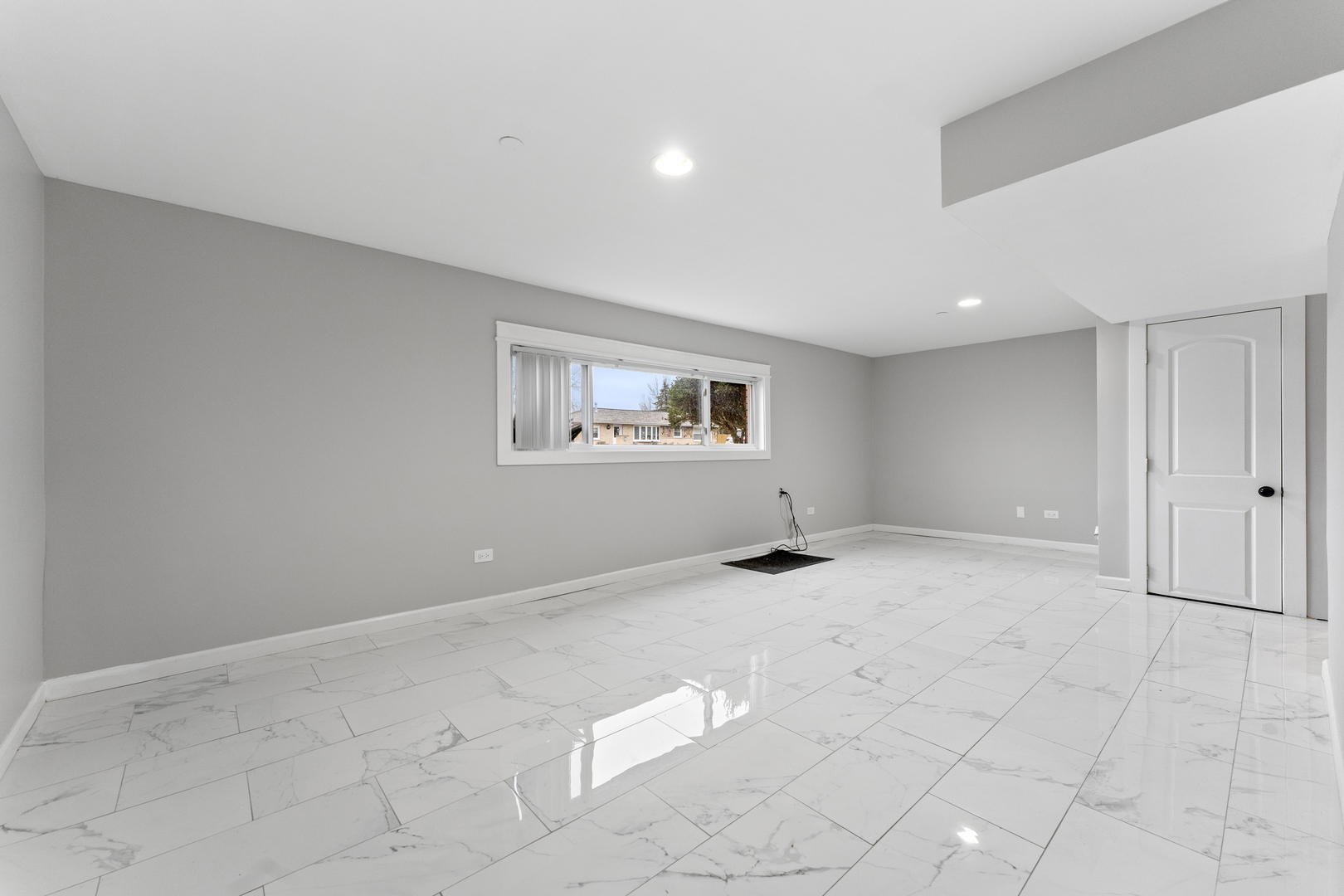 8306 South 82nd Avenue Justice, IL 60458 - Photo 28 of 40 a view of an empty room with a window